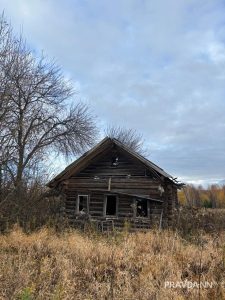 Оставленные жильцами дома стоят вдоль всей трассы