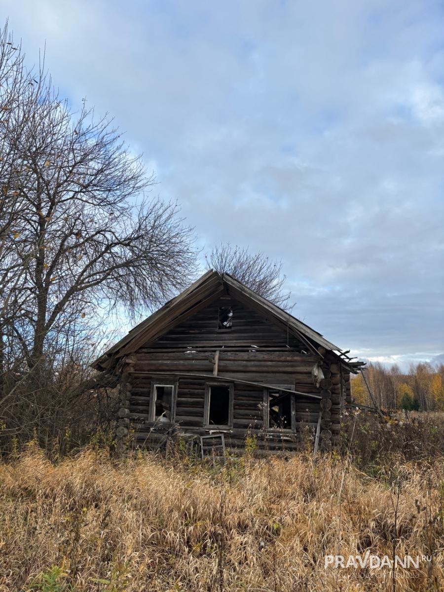 Оставленные жильцами дома стоят вдоль всей трассы