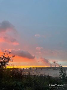 Несмотря на заводы на горзионте, город умеет удивить своими закатами