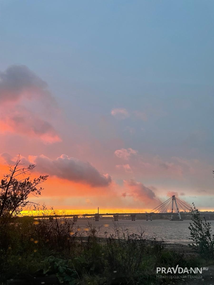 Несмотря на заводы на горзионте, город умеет удивить своими закатами