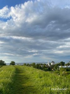 По территории Белозерского монастыря проходит такая защитная гора