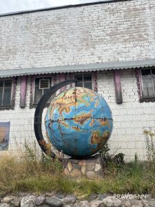 Необычный памятник в виде глобуса