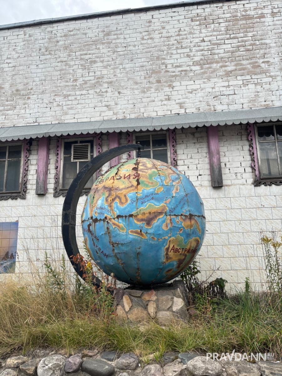 Необычный памятник в виде глобуса