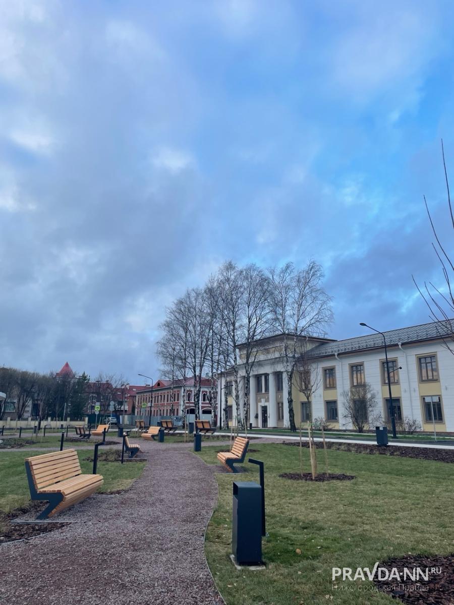 Это площадь Революции вблизи Воскресенского Собора