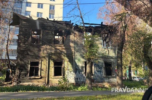 Сгоревший расселенный дом на улице Дунаева оградят после выбора подрядчика