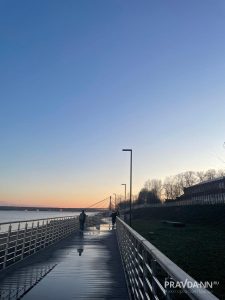 Рядом с набережной находится судостроительный завод, однако речные виды это не омрачает