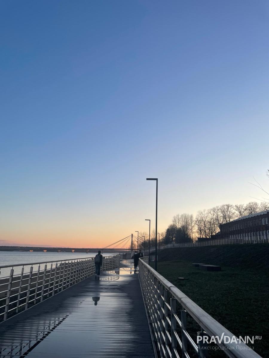 Рядом с набережной находится судостроительный завод, однако речные виды это не омрачает