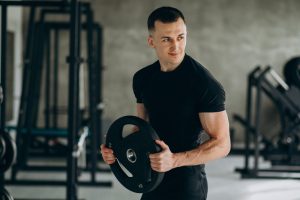 Средняя зарплата фитнес-тренера в России составила 99 тыс рублей