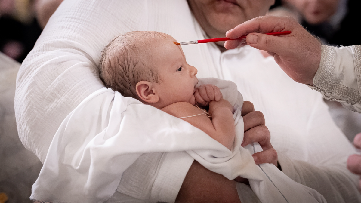 Крещение шести младенцев из многодетных семей провел Управляющий епархией