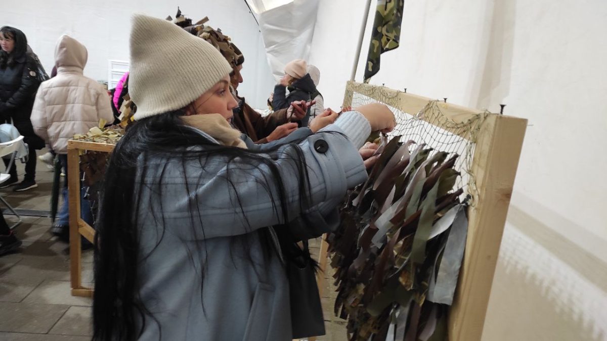 Нижегородцы изготовили маскировочные сети и свечи для бойцов СВО