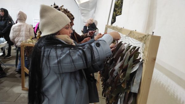 Нижегородцы изготовили маскировочные сети и свечи для бойцов СВО