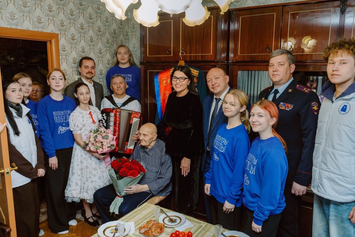 Волонтеры Победы поздравили ветерана Геннадия Луканова со 100-летием