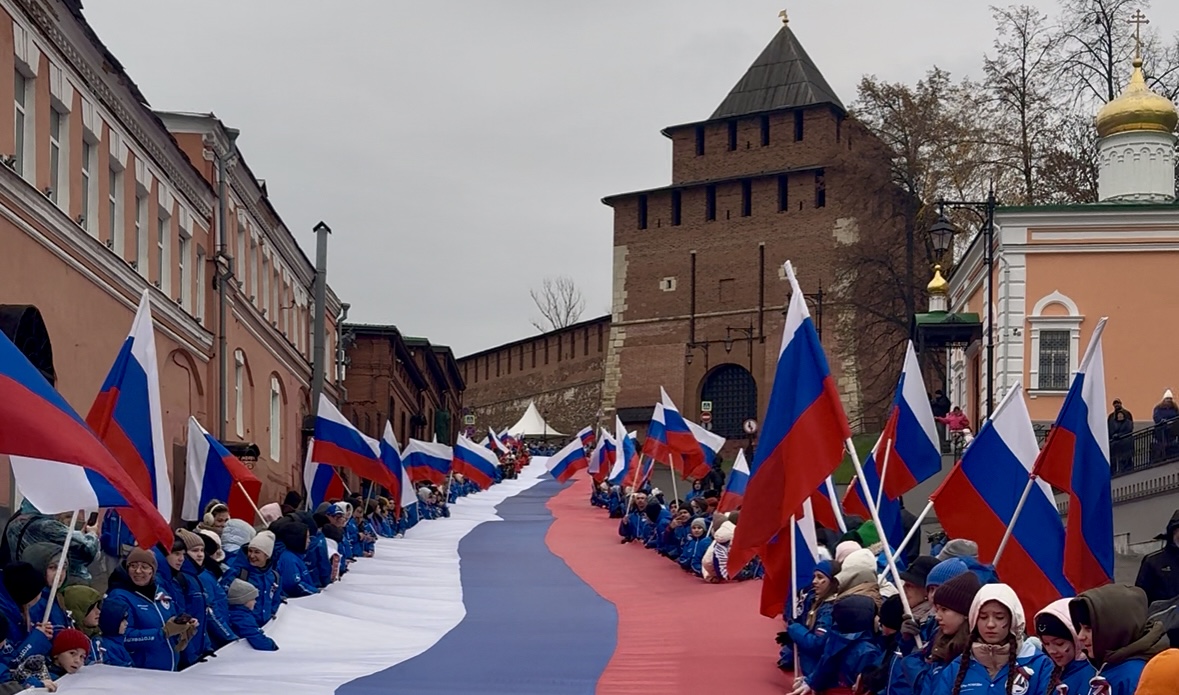 600 нижегородцев развернули у Кремля 100-метровый триколор