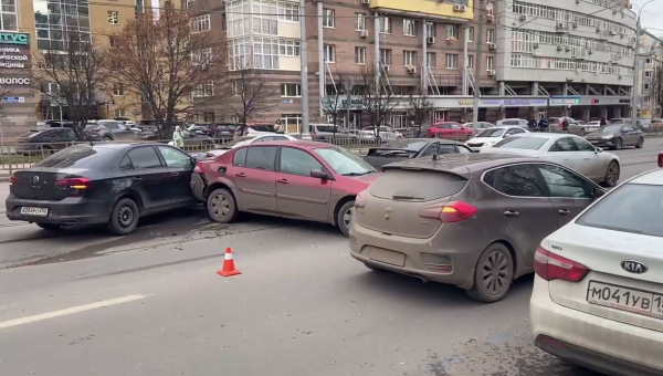 Четыре автомобиля столкнулись на улице Белинского в Нижнем Новгороде