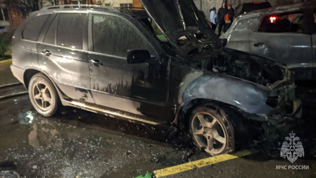 Четыре автомобиля пострадали из-за внезапного возгорания в Нижнем Новгороде