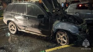 Четыре автомобиля пострадали из-за внезапного возгорания в Нижнем Новгороде