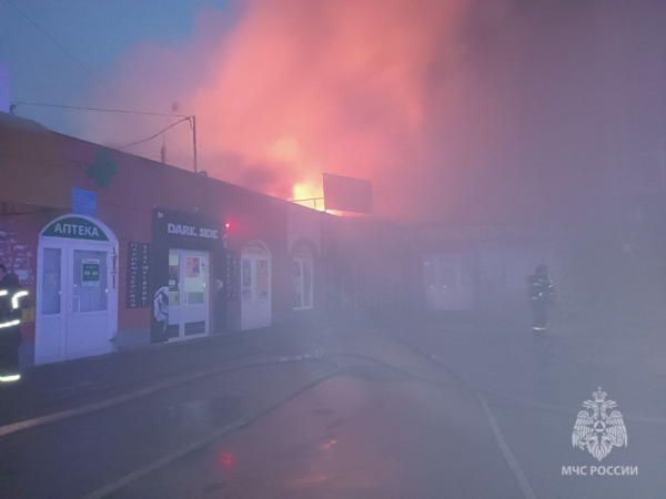 Загоревшийся магазин одежды тушат спасатели МЧС в Городце
