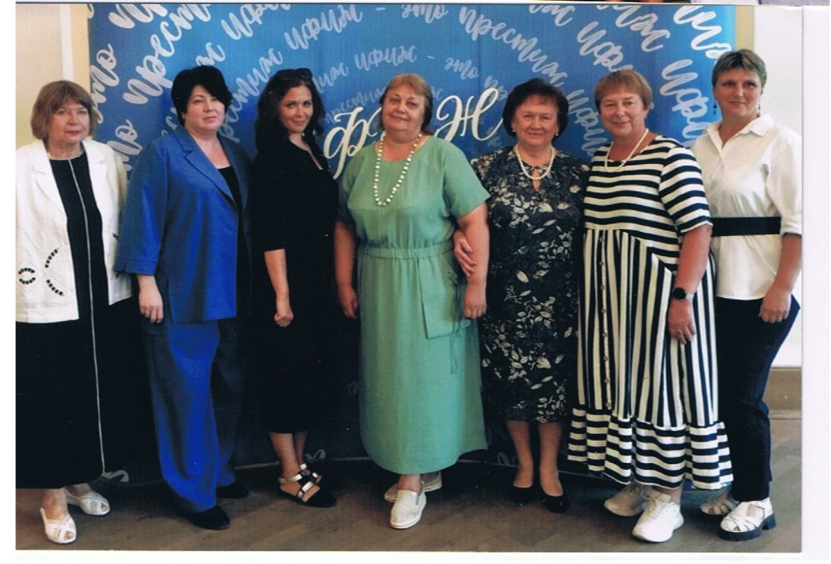 Вместе с деканом ИФИЖ ННГУ Ларисой Жуковской и коллегами-преподавателями