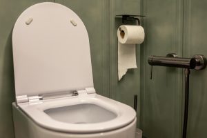 Сантехник Коняев объяснил, почему нельзя смывать мусор в унитаз