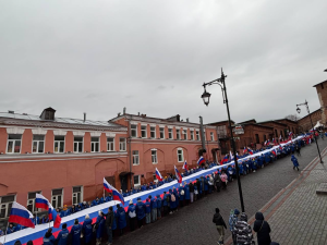 Появилось видео с развертывания 100-метрового флага у стен Нижегородского кремля