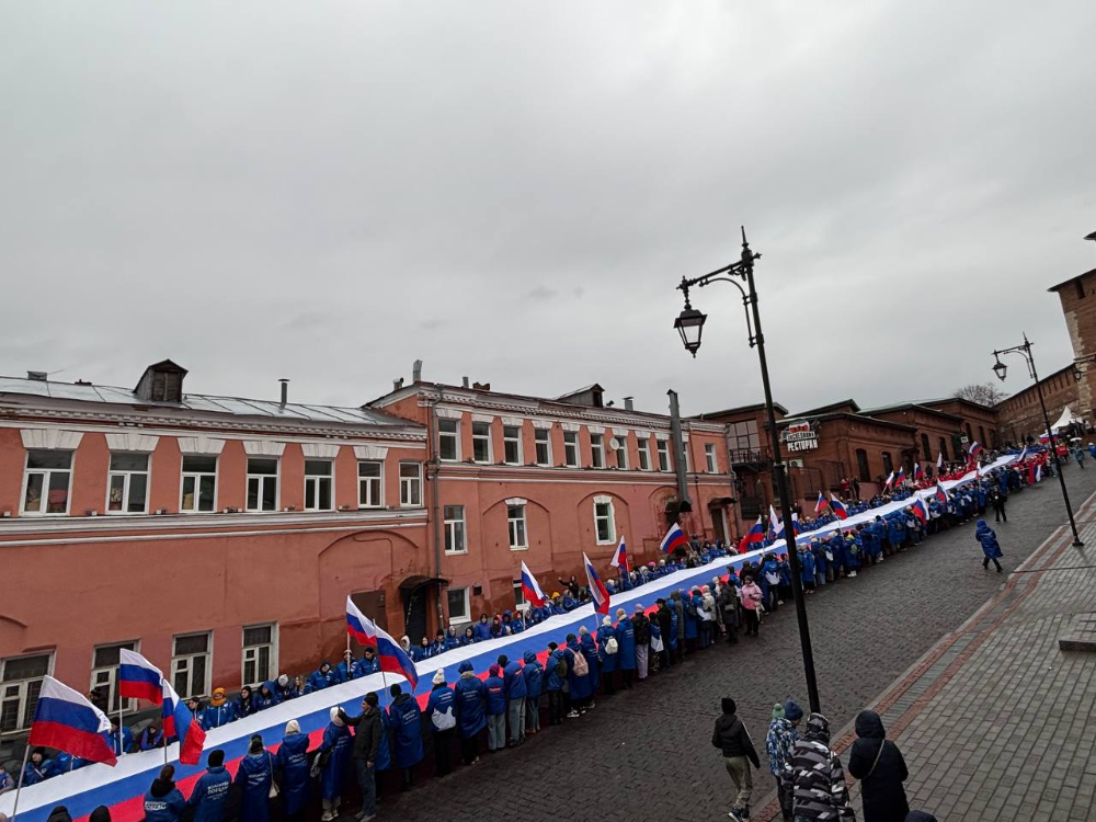 100-метровый флаг развернули на Ивановском съезде в День народного единства
