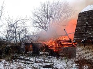 Два дома и баня загорелись в Саратовском переулке