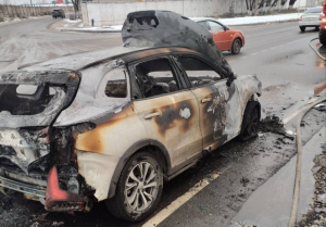 На Бору сотрудники МЧС потушили внезапно загоревшийся автомобиль