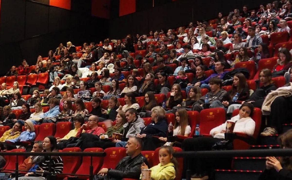 Актёр Артём Кошман представил нижегородцам фильм «Алиса в Стране Чудес»