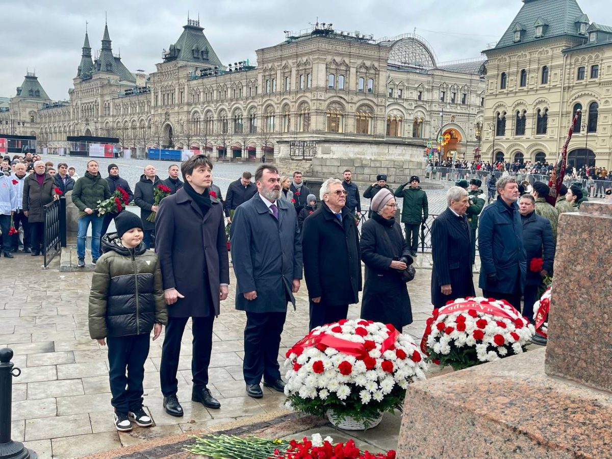 Участники акции «Алтарь Отечества» возложили цветы к памятнику
