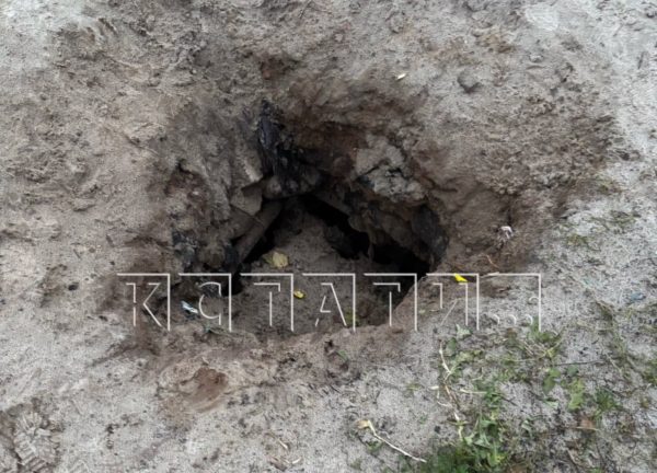 Жители Кстова пожаловались на детскую площадку, которая уходит «под землю»