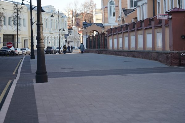 Шлагбаумы начали устанавливать на будущей пешеходной улице Малой Покровской