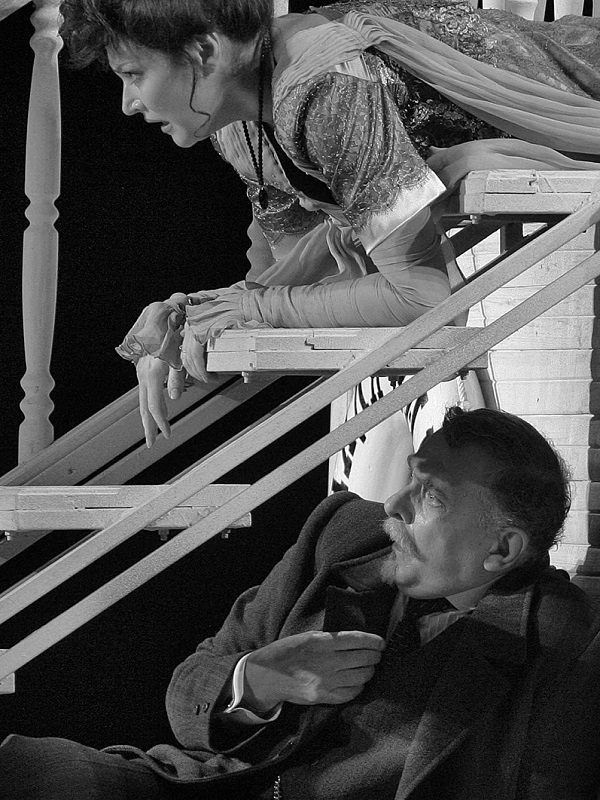 Ольга Берегова и Георгий Демуров. Сцена из спектакля