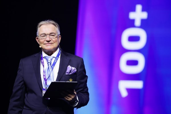 Дмитрий Дибров хочет забрать фамилию у бывшей жены