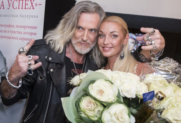 С вином виноватые: кому из звёзд удалось справиться с алкоголизмом