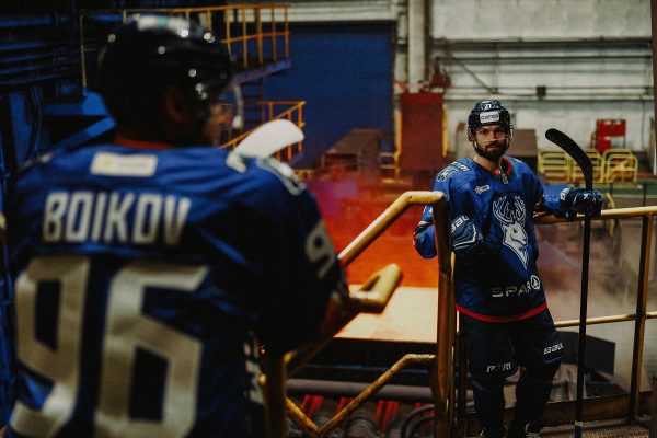 Хоккеисты «Торпедо» вышли на лед в экипировке, вдохновленной Шуховской башней