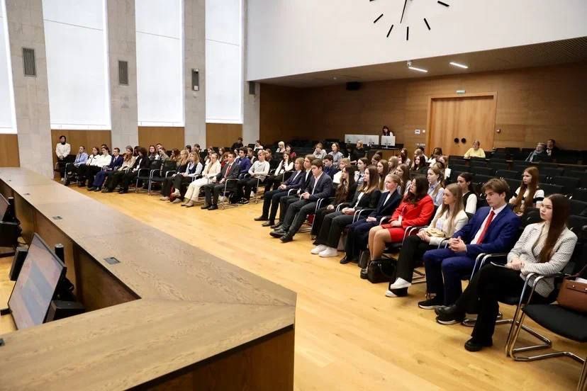 Юные нижегородцы изучили работу Генконсульства КНР в Казани