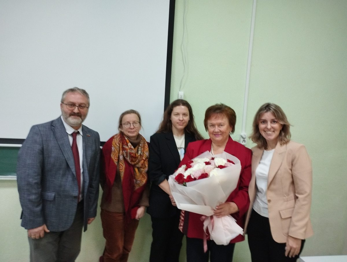 После защиты дипломов магистров-вечерников. На фото (слева направо) - председатель ГЭК, директор филиала ВГТРК ГТРК «Нижний Новгород» Назарий Зеленый и член ГЭК, замминистра информполитики Нижегородской области Наталья Полякова