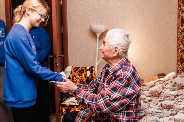 Волонтеры Победы поздравили ветерана Григория Гребенюка с 102-летием