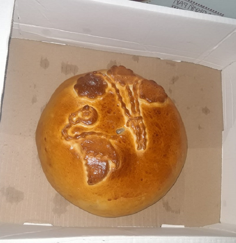 Сверху курник можно украсить цветами из теста