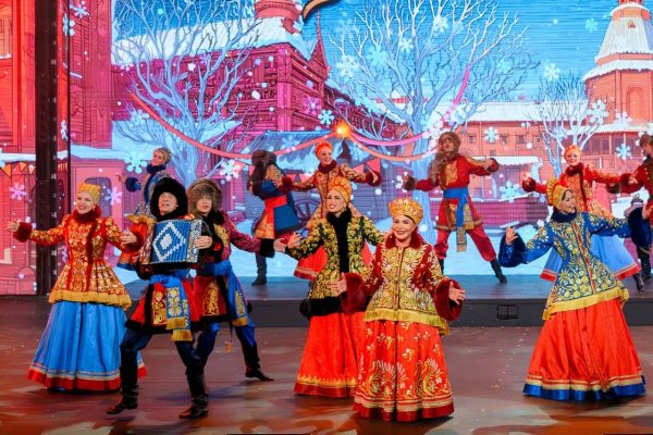 Городецкие мастерицы создали уникальные костюмы для юбилея ансамбля «Русская песня» Надежды Бабкиной