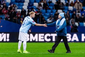 «Спорт загрустить никогда не даст»: 73-летняя болельщица не пропускает ни одного матча 