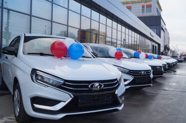 Двадцати пострадавшим на производстве вручили адаптированные автомобили