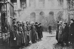 «Агенты мирового масонства»: разбираем самые нелепые мифы про Октябрьскую революцию