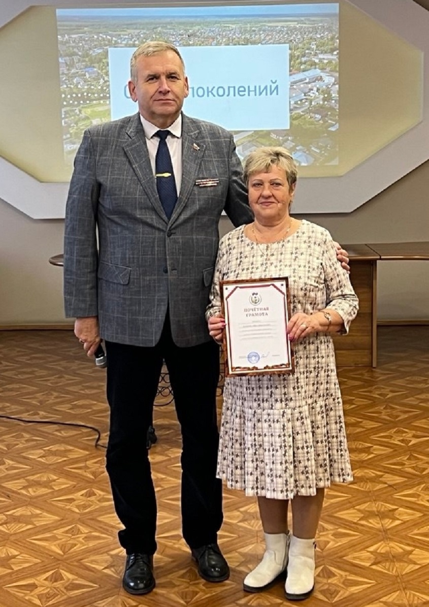 За хорошую работу Андрей Захаров наградил Нину Шлякову почётной грамотой
