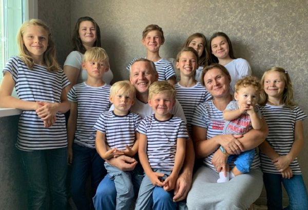 Старшие помогают с младшими: мама 14 детей рассказала о секретах лёгкого материнства