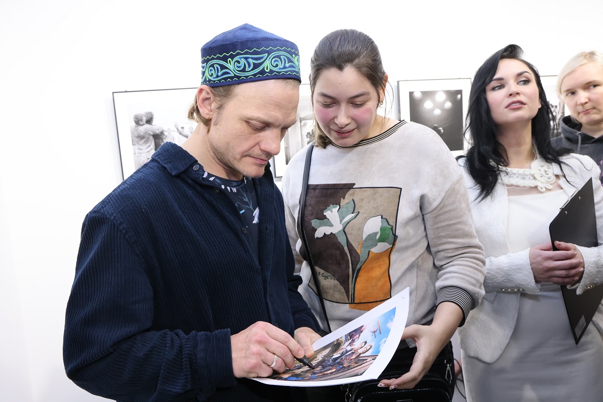 Актёр Евгений Ткачук посетил открытие фотовыставки, посвящённой фильму «Волчок»