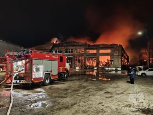 Производственное здание загорелось на улице Баррикад в Сормове