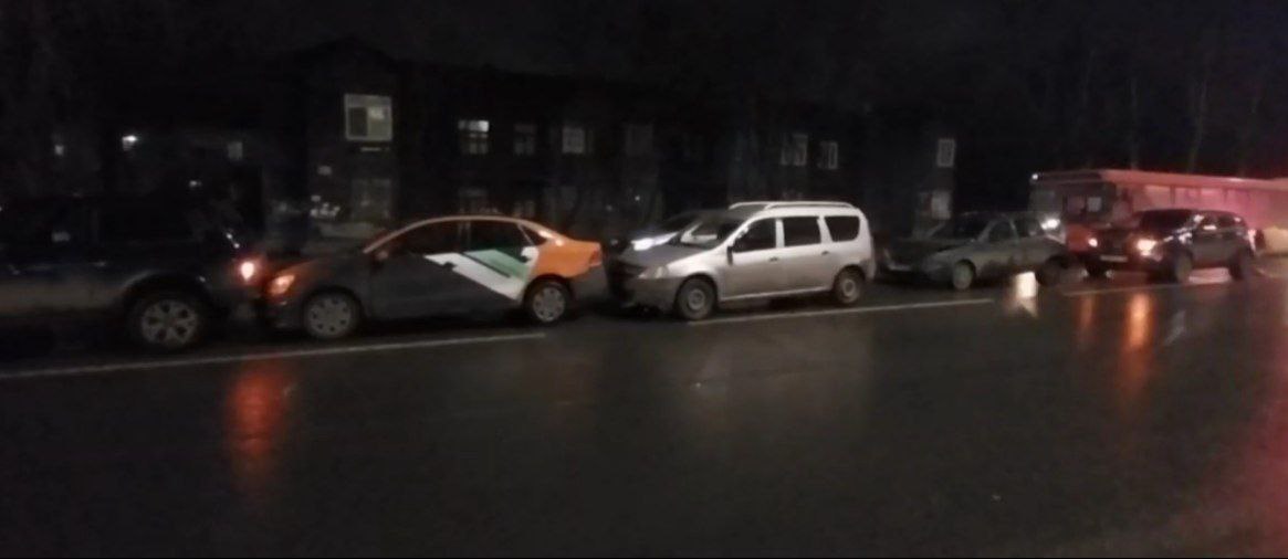 Пять автомобилей столкнулись на улице Героя Рябцева