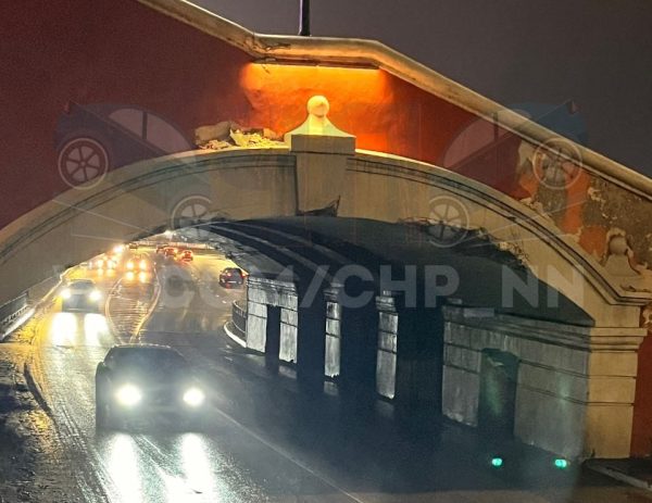 В управделами объяснили, почему разрушается фасад арки Чкаловской лестницы