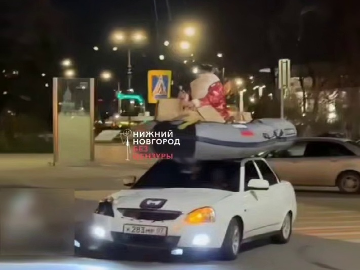 Нижегородца оштрафовали за перевозку Деда Мороза на крыше автомобиля